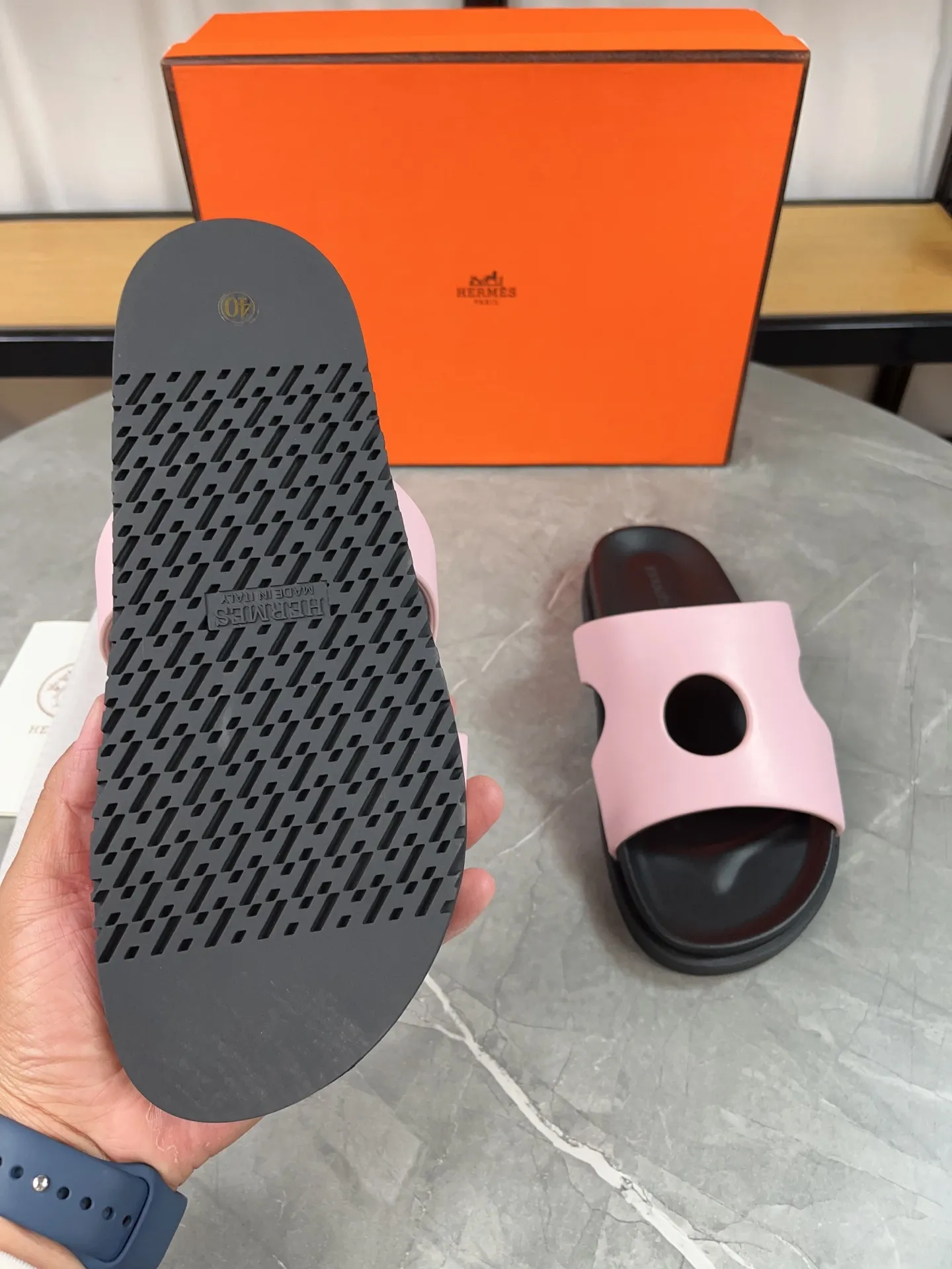 p400🐮🐮H family classic (couple style) Hermes Hermes spring and summer sandals series! Classic style, always popular slippers - sandals, great with any combination! ! ! Upper: imported PU inner lining: imported mixed sheepskin Outsole: Tpu non-slip and wear-resistant outsole Female size: 35-40 (customized at 41) Male size: 39-45 (customized at 39.45)